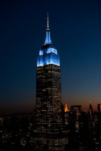 Empire State Building caraterizado de azul