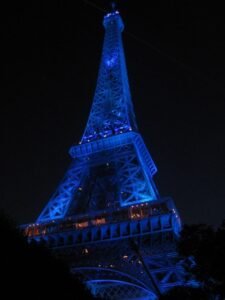 Torre Eiffel caracterizada nas cor da Campanha do Autismo