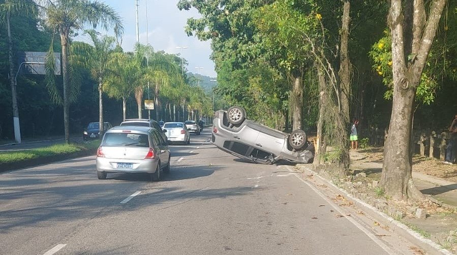 Carro capota em Pendotiba