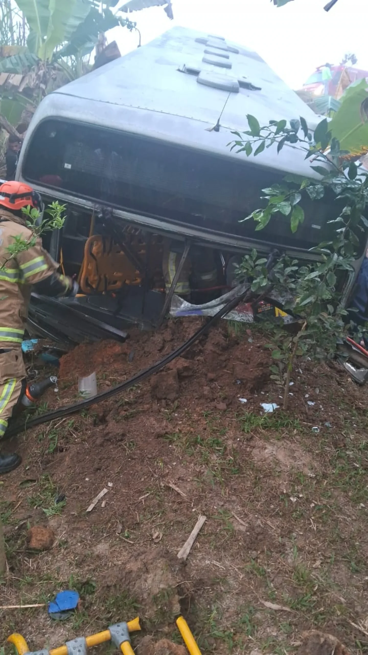 Itaboraí: acidente entre ônibus e carro deixa um morto e 19 feridos