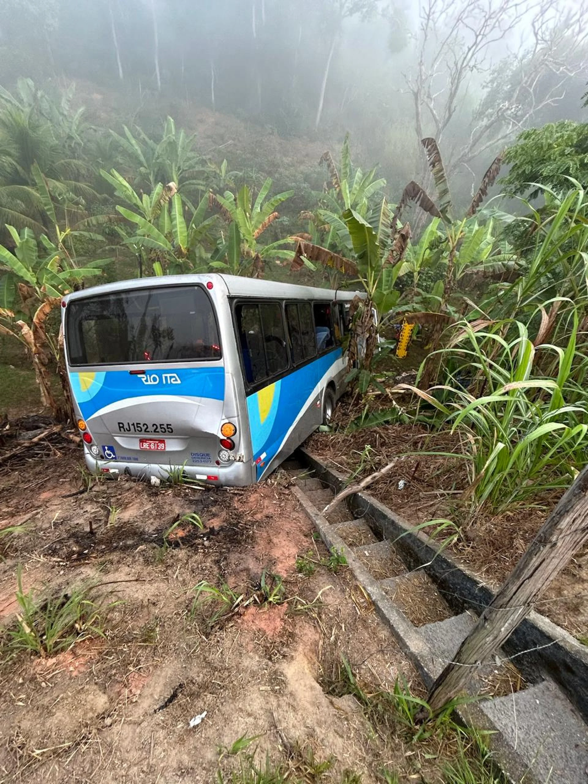 Itaboraí: acidente entre ônibus e carro deixa um morto e 19 feridos