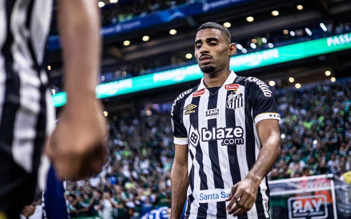 Botafogo tenta zagueiro do Santos e falha na última janela