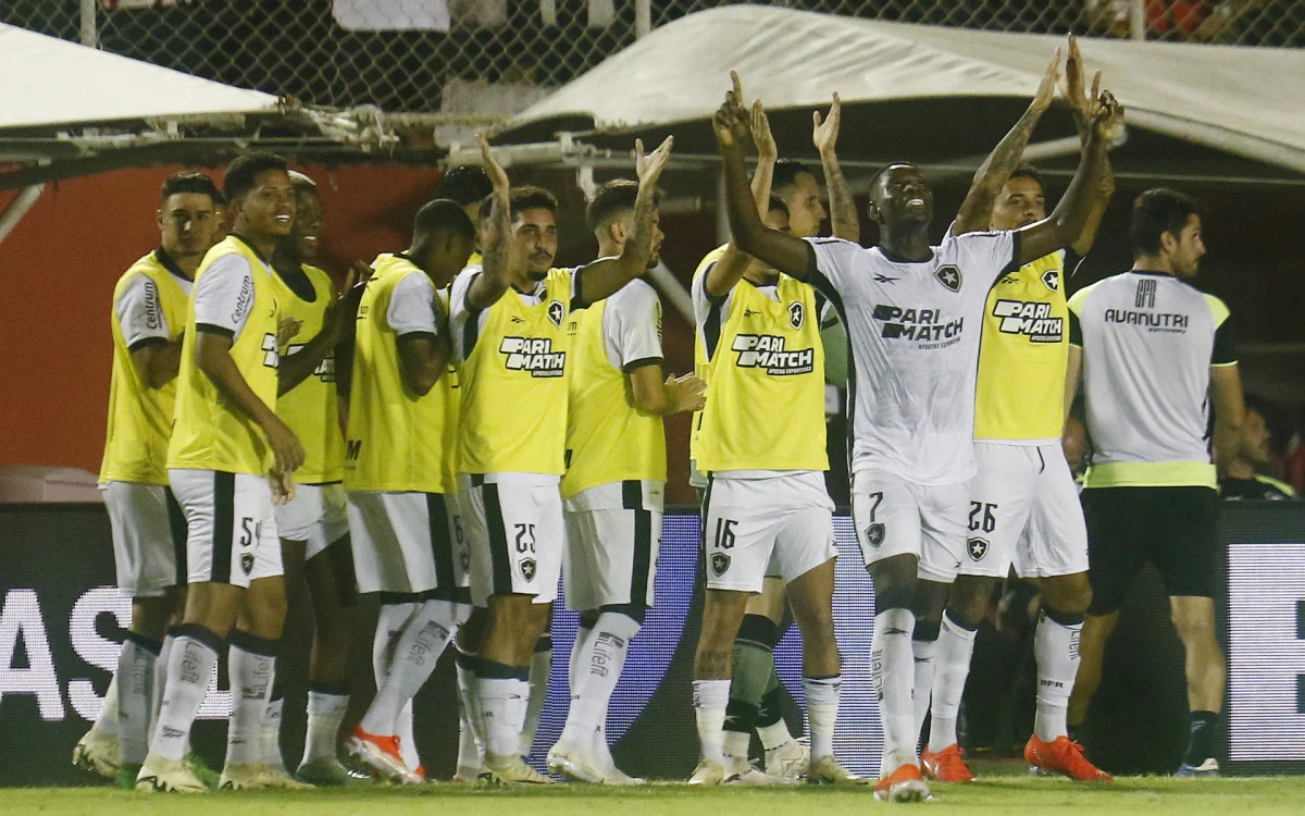 Botafogo vence o Vitória e avança na Copa do Brasil