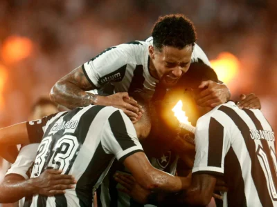 Botafogo vence o Vitória e larga na frente na Copa do Brasil