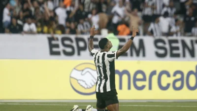 Botafogo vira, vence a LDU e assume vice-liderança