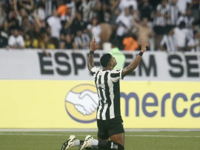 Botafogo vira, vence a LDU e assume vice-liderança