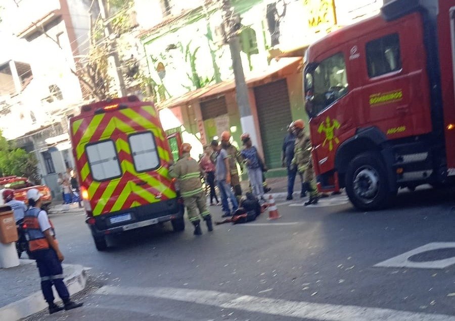 Carro derruba moto perto da Prefeitura de Niterói