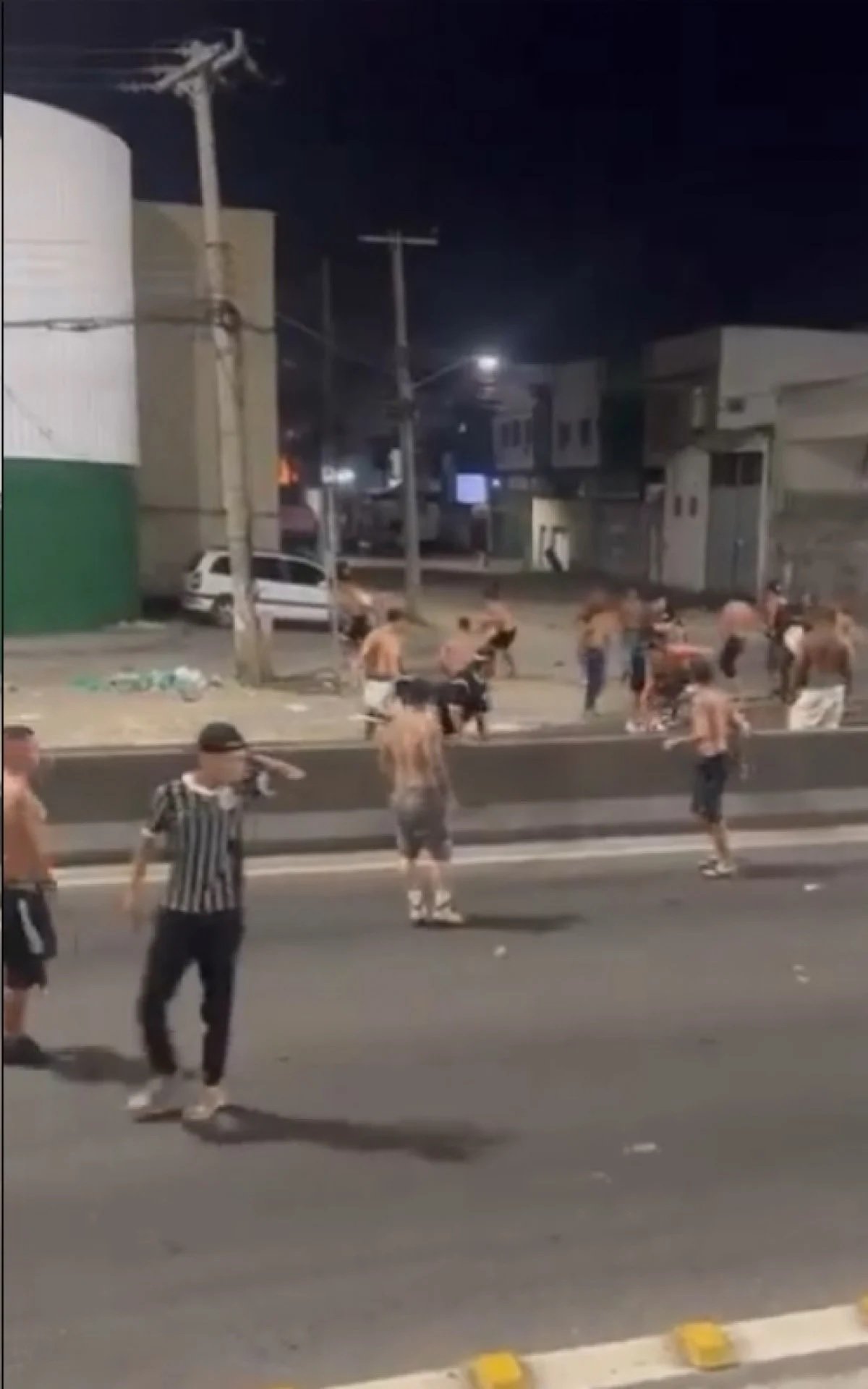 Corinthians x Flamengo: Torcedores se enfrentam em acesso à Maré - Vídeo