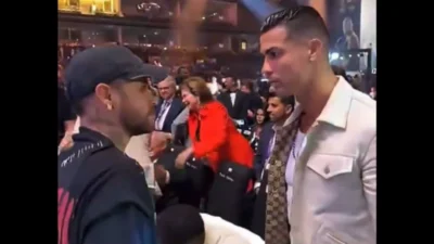 Cristiano Ronaldo e Neymar se encontram em evento de boxe - Vídeo