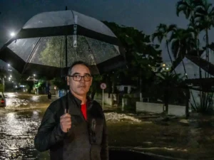 Dentista Brígido Ribas conta que casa ficou alagada, no bairro de Cavalhadas, em Porto Alegre, pois chuva continua forte no RS - Foto; Rafa Neddermeyer-Agência Brasil