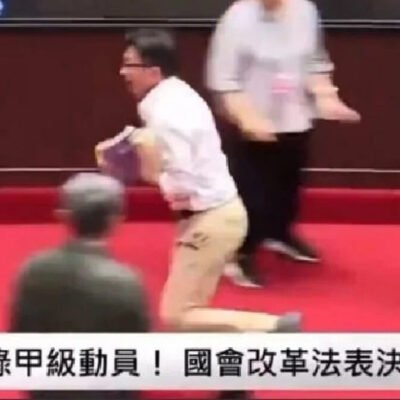 Deputado foge com projeto de lei em Taiwan - Vídeo
