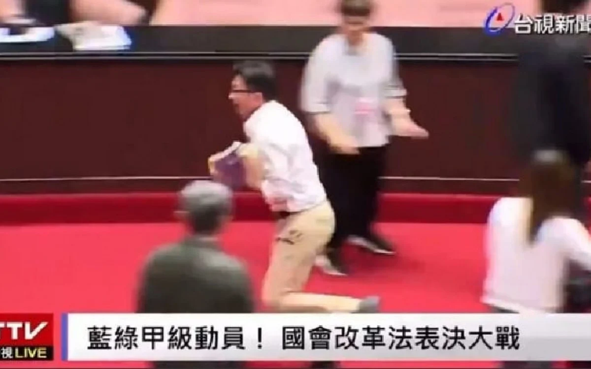 Deputado foge com projeto de lei em Taiwan - Vídeo