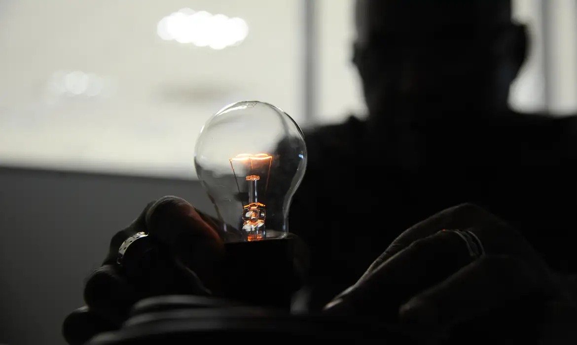Empresas de energia poderão ser multadas por falta de luz