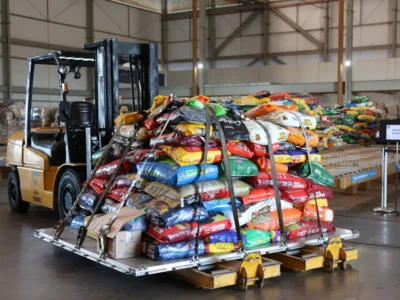 FAB leva 20 toneladas de ração para animais desabrigados