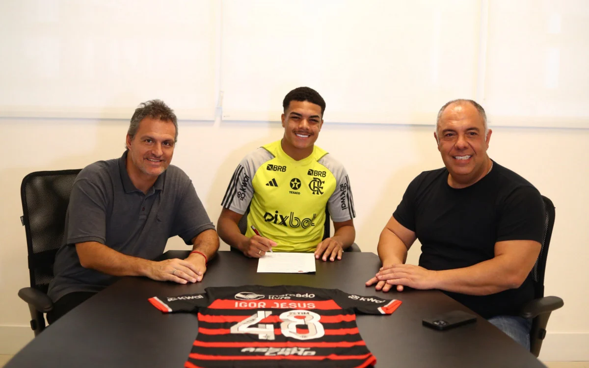 Flamengo renova contrato com Igor Jesus e Werton