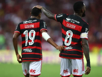 Flamengo vence o Corinthians e assume ponta do Brasileirão