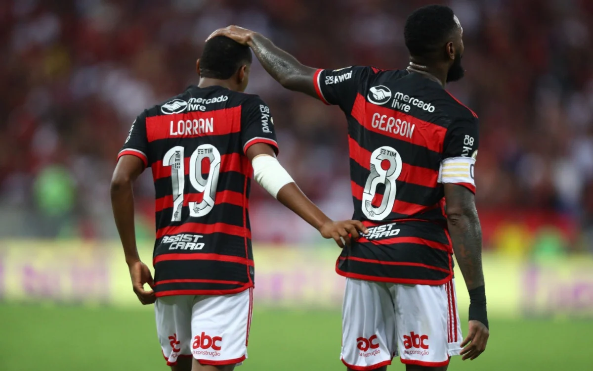 Flamengo vence o Corinthians e assume ponta do Brasileirão