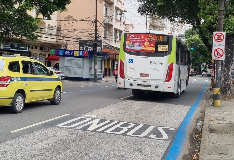 Homem morre atropelado por ônibus no Rio