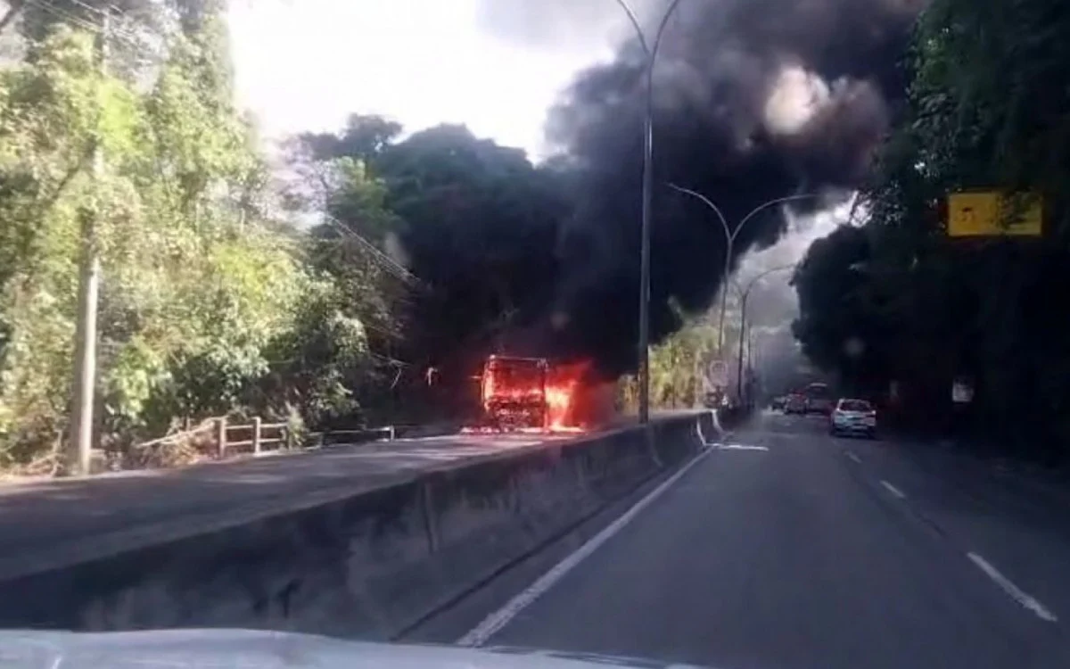 Incêndio em ônibus causa lentidão na Estrada Grajaú-Jacarepaguá