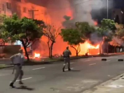 Manifestação em Porto Alegre termina em vandalismo