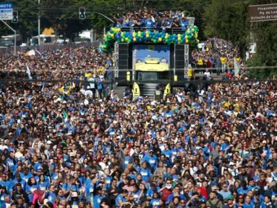 Milhares de pessoas na Marcha para Jesus em São Paulo