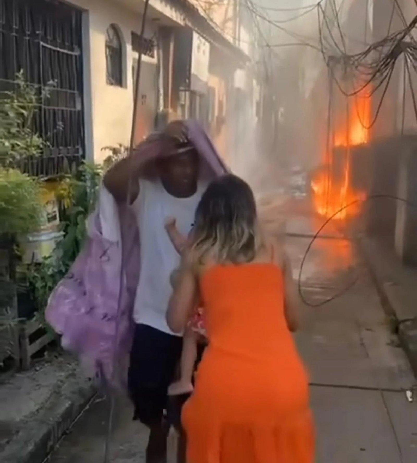 Moradores salvam crianças de incêndio em creche - Vídeo