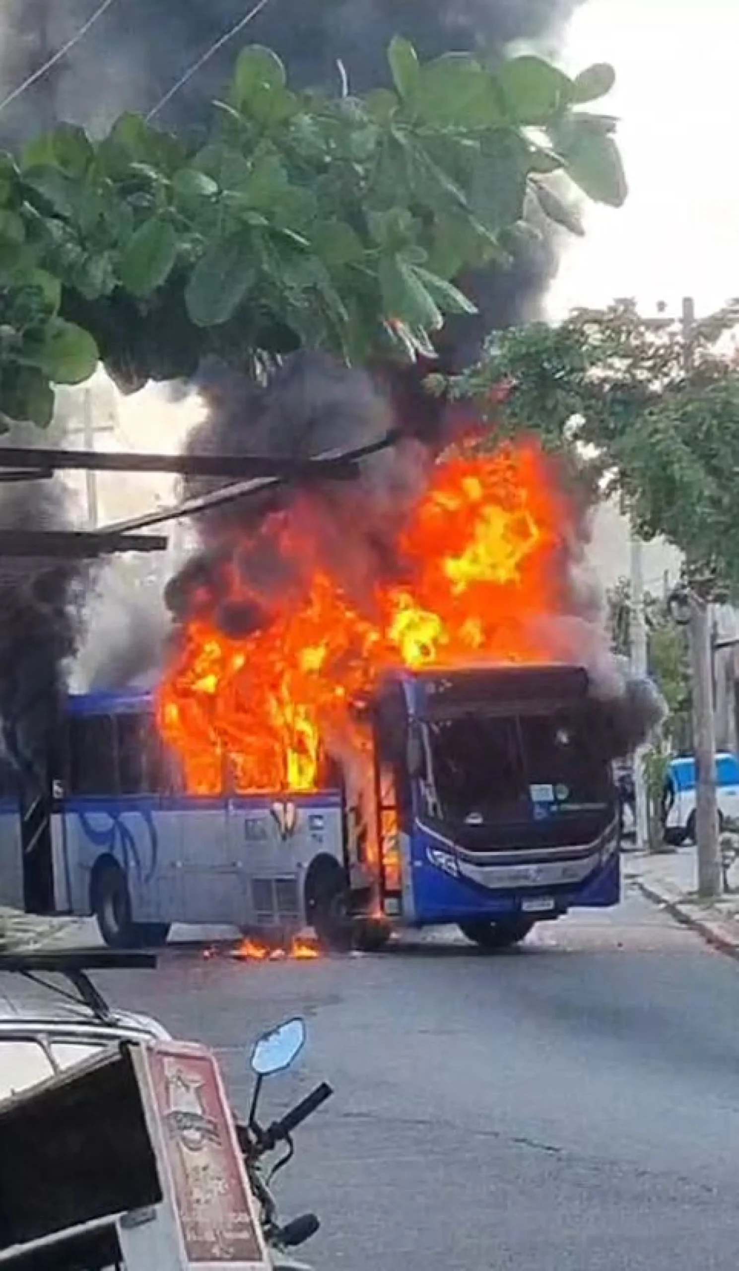 Ônibus é incendiado em protesto após operação da PM