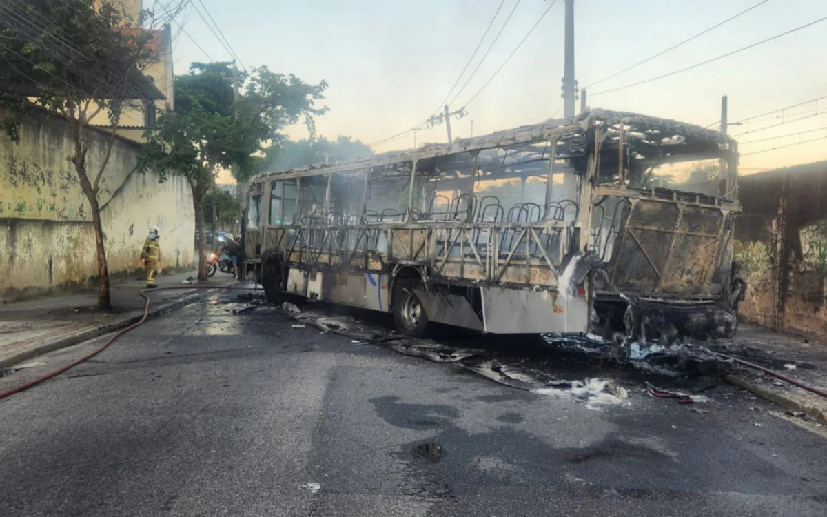 Ônibus é incendiado em protesto após operação da PM