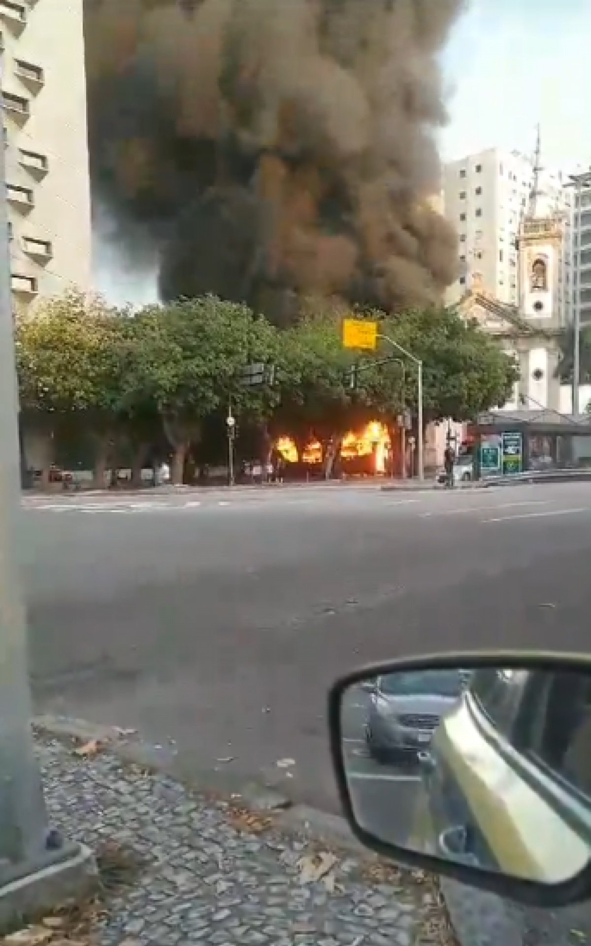 Ônibus em chamas no centro do Rio