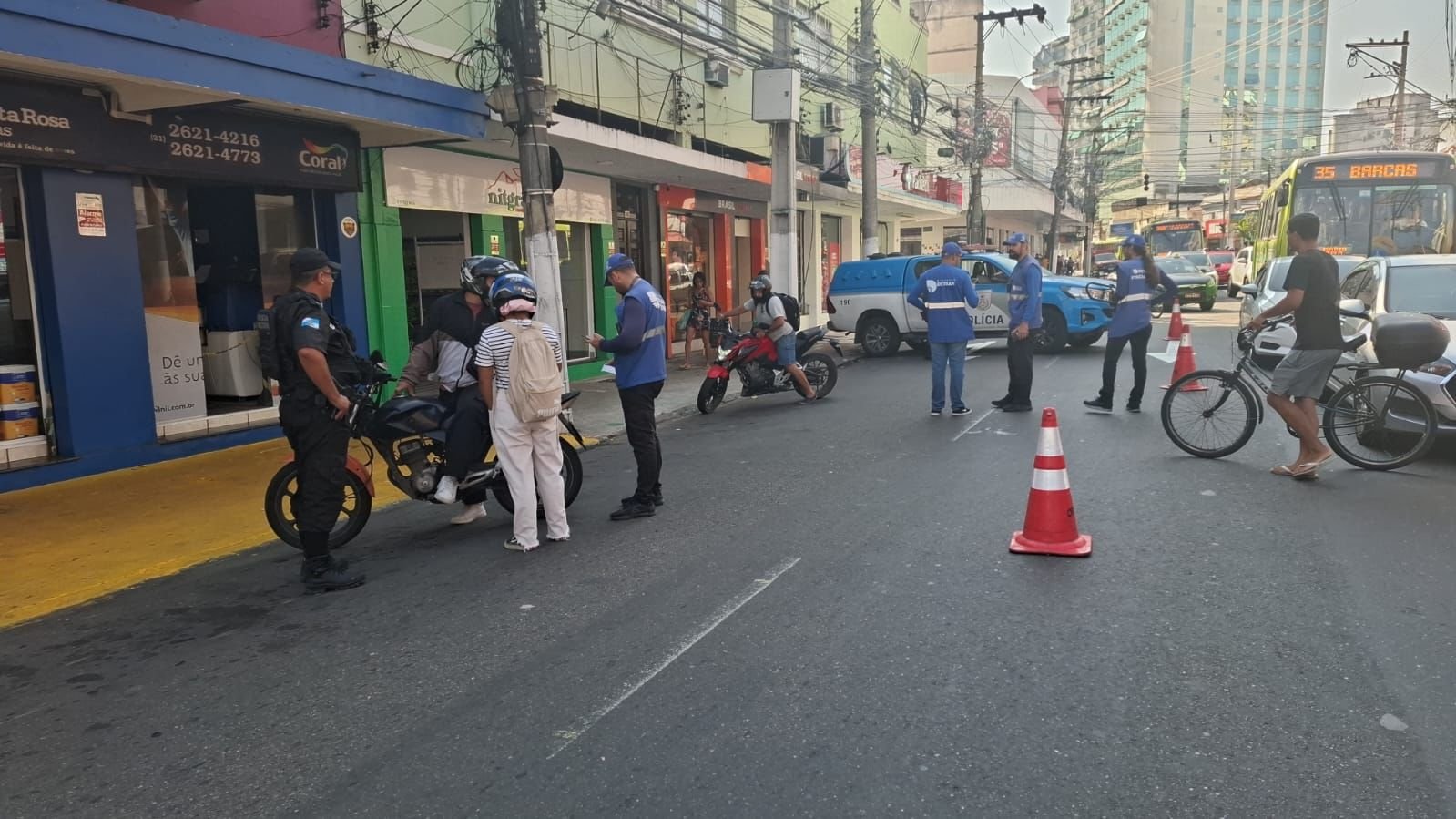 PM fecha cerco contra motos irregulares em Niterói