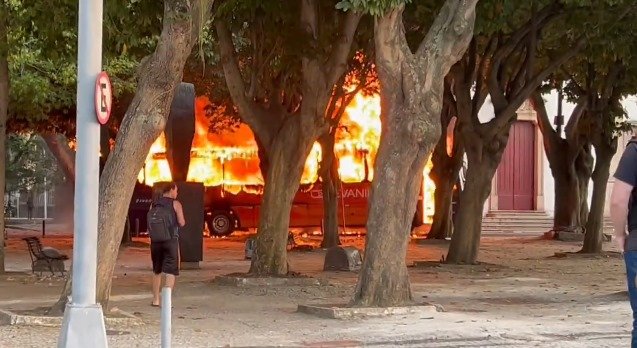 Pneu explode e ônibus pega fogo no Centro do Rio