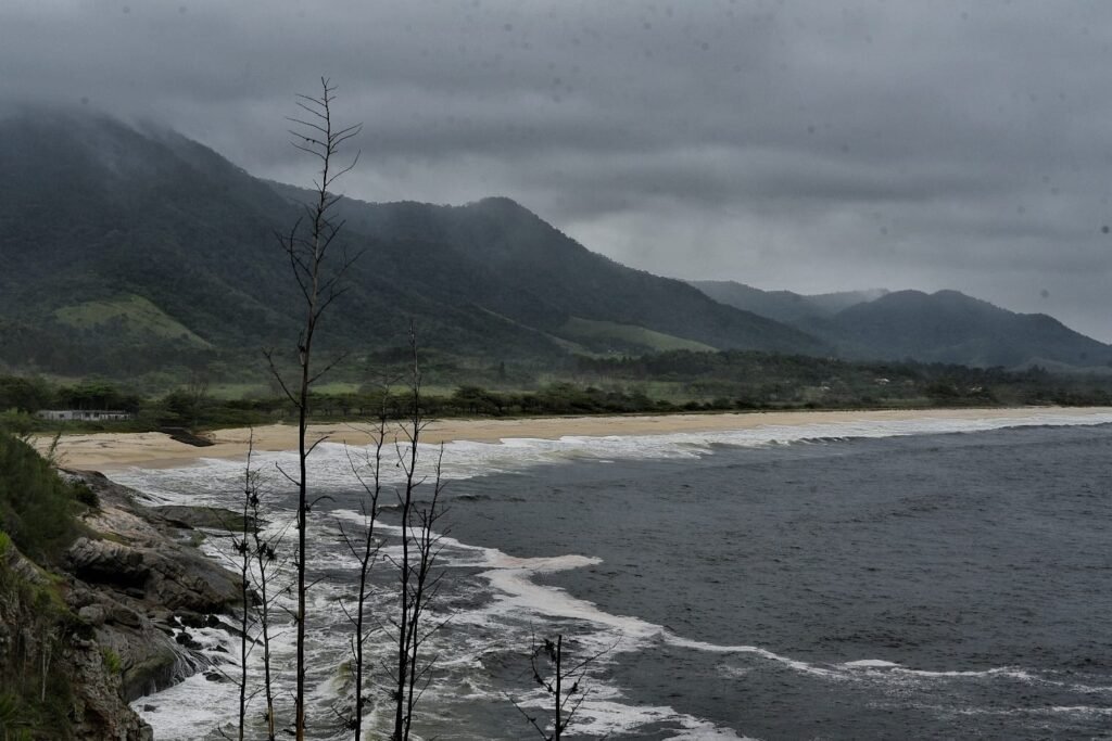 Frente fria chega ao Rio trazendo chuva e queda de temperatura