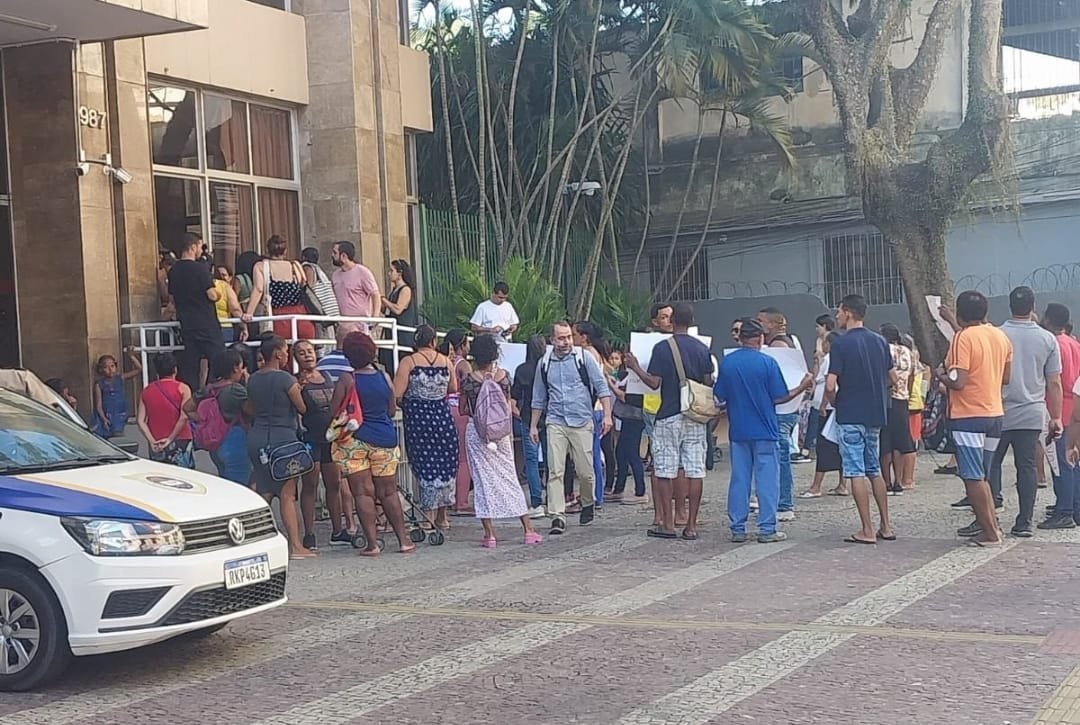 Excluídos da Moeda Arariboia protestam na Prefeitura de Niterói