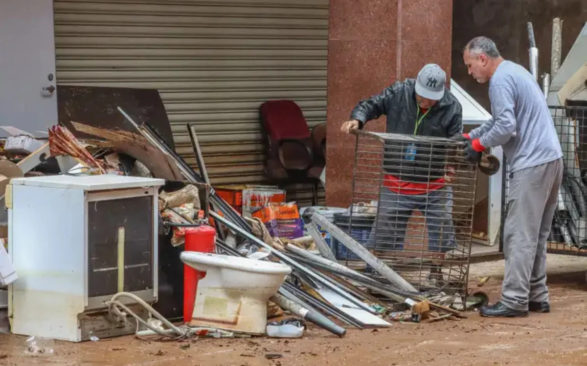 RS: Comerciantes sofrem para limpar lojas após inundações