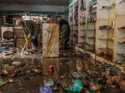 RS: Comerciantes Sofrem para Limpar Lojas após Inundações