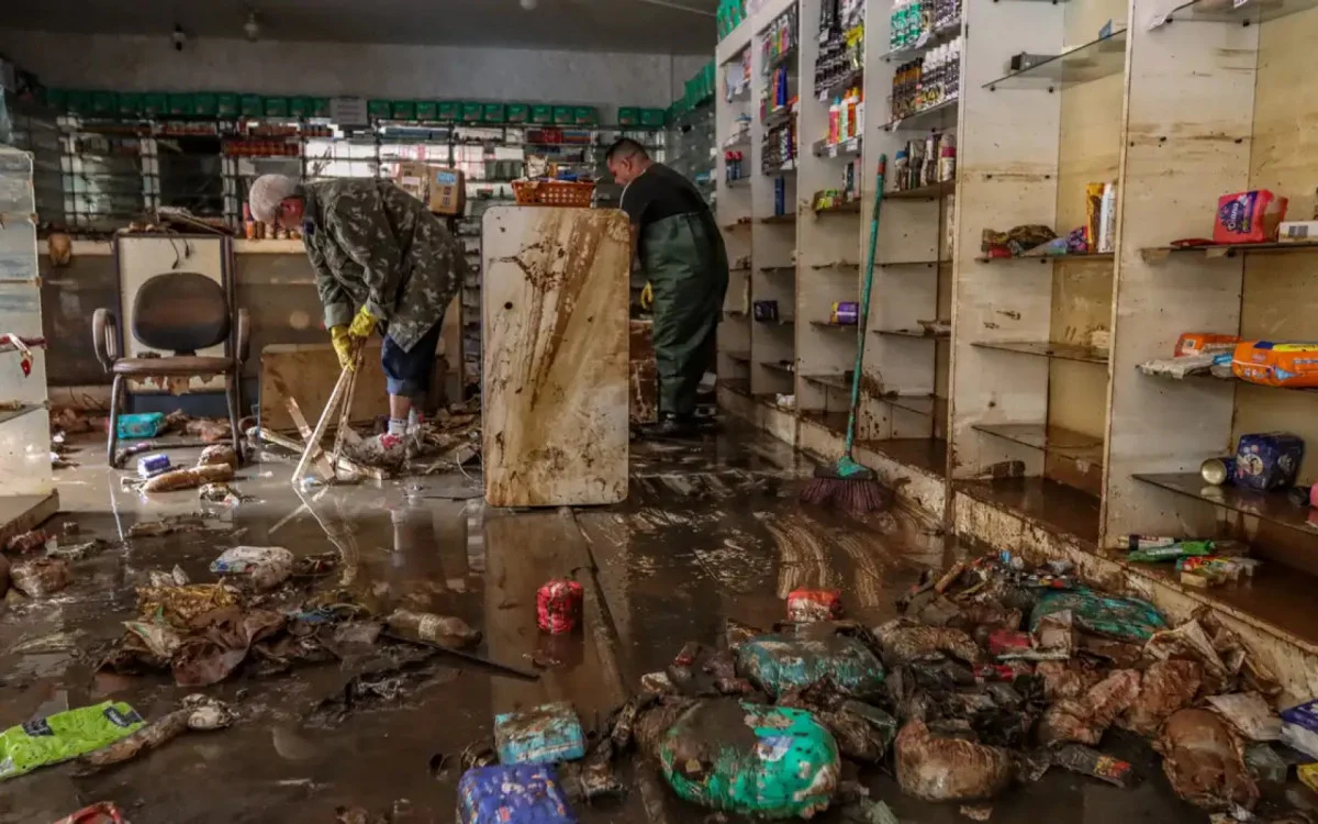 RS: Comerciantes Sofrem para Limpar Lojas após Inundações