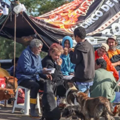 RS: Famílias acampam em rodovias para vigiar casas