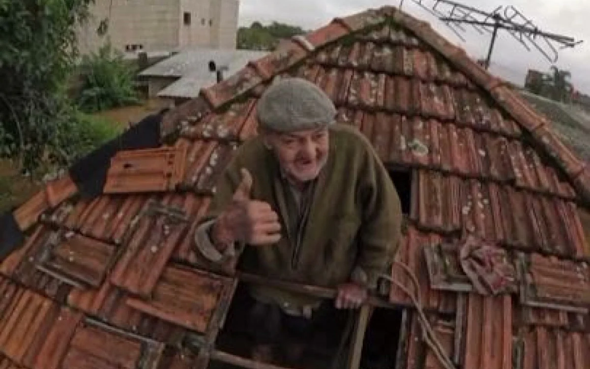 RS: Idoso de 84 anos sorri ao ser resgatado de telhado - Vídeo