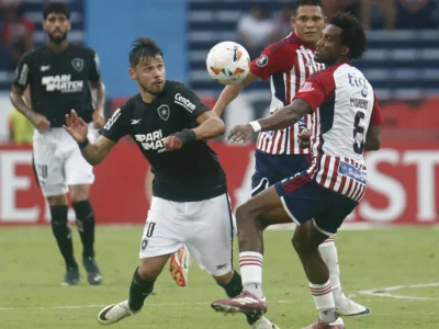 Romero está de volta: Meia celebra retorno ao Botafogo