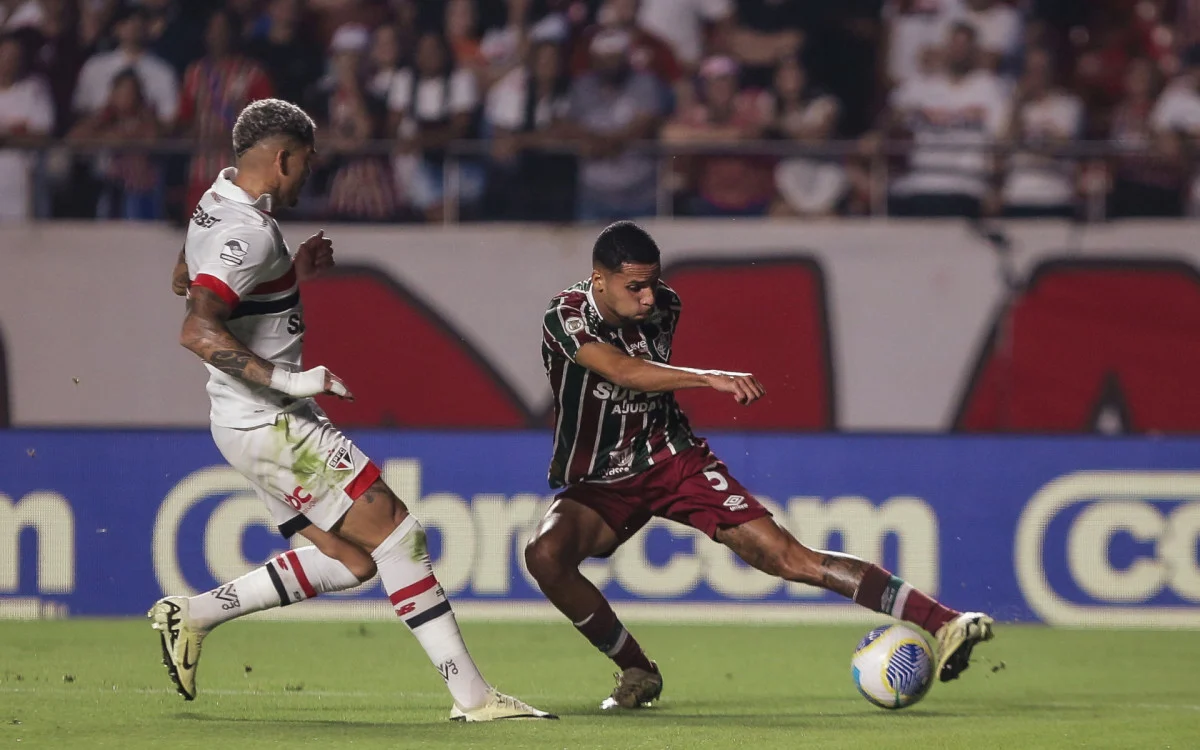 Fluminense perde de virada para o São Paulo e fica no Z-4