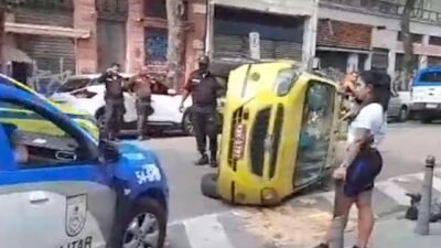 Táxi capota e causa susto na Lapa - VÍDEO