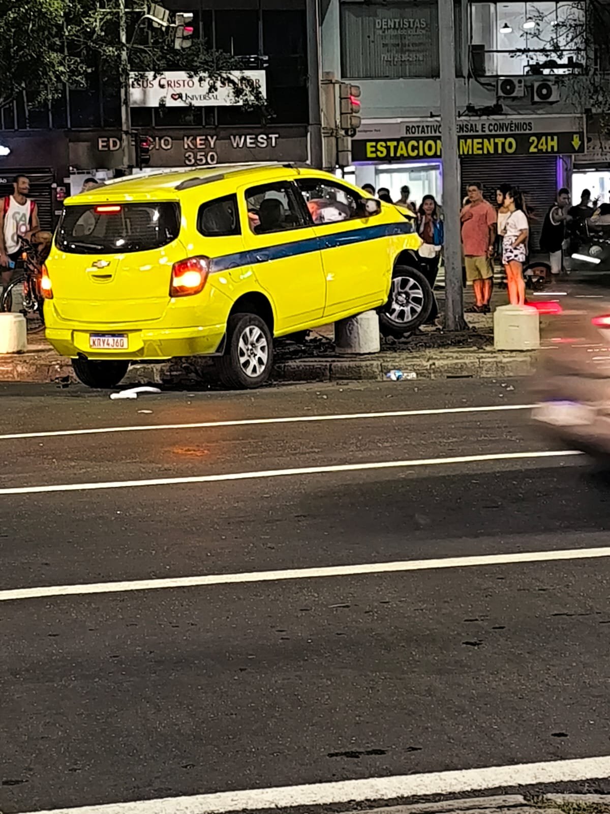 Acidente: Táxi se envolve violenta colisão, em Copacabana - VÍDEO
