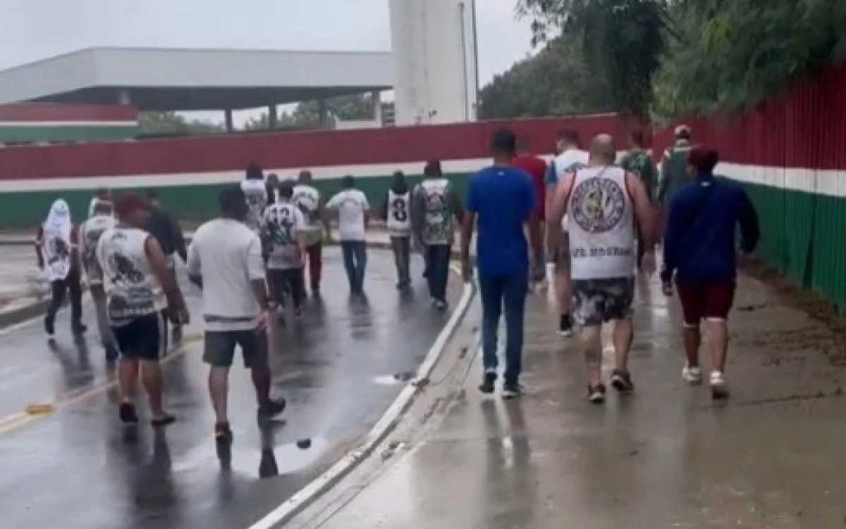 Torcida do Fluminense protesta no CT - Vídeo