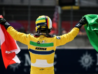 Vettel homenageia Senna com bandeira do Brasil em Imola - Vídeo