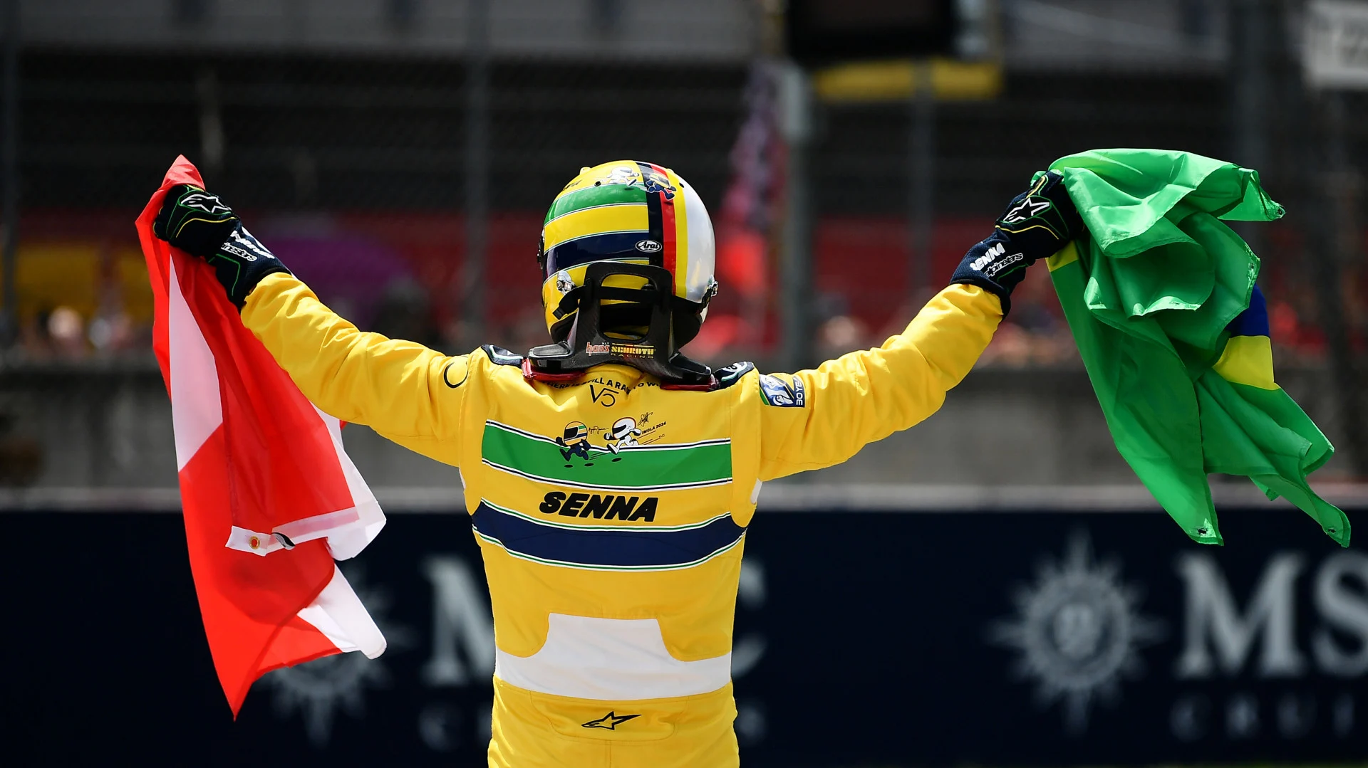 Vettel homenageia Senna com bandeira do Brasil em Imola - Vídeo