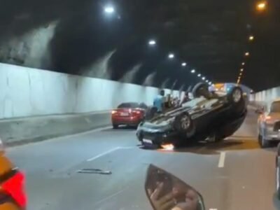 Carro capota e assusta motoristas em Niterói