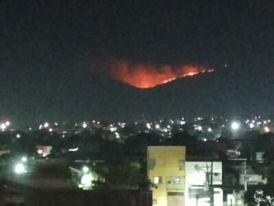 São Gonçalo: Morro do Salgueiro em chamas