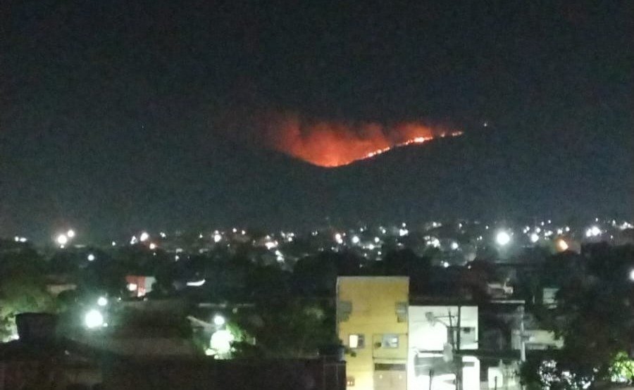 São Gonçalo: Morro do Salgueiro em chamas