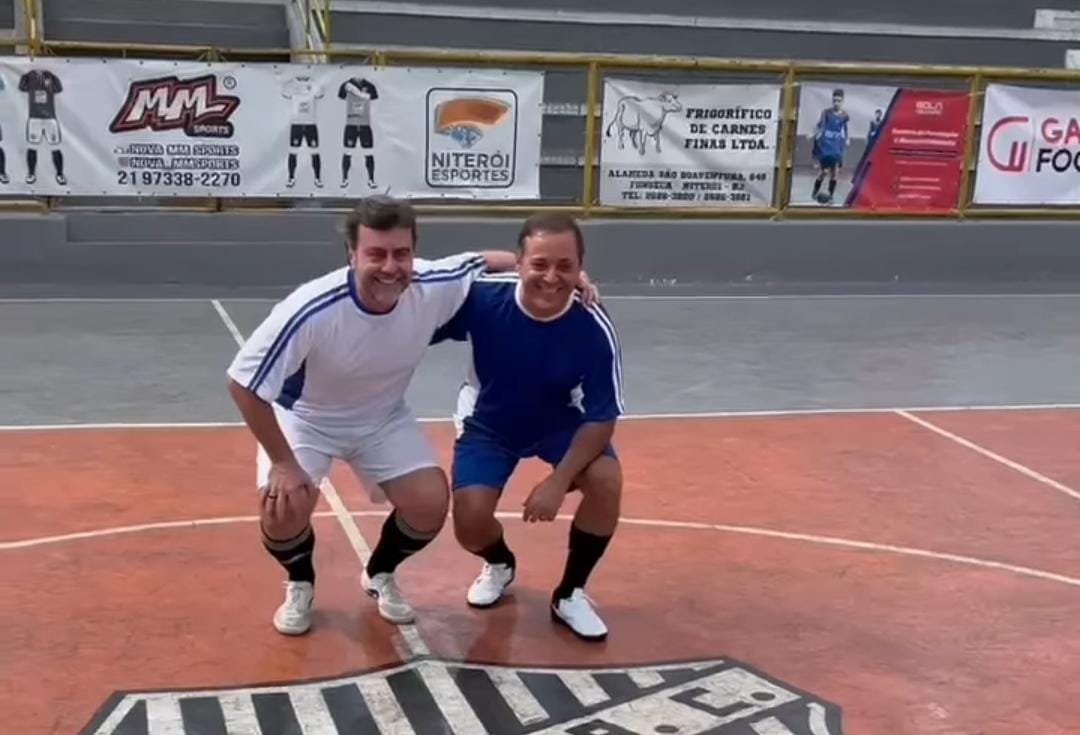 Após fazerem as pases, Rodrigo Neves e Freixo batem bola em Niterói