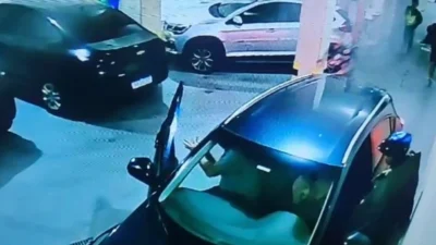 Bandidos invadem garagem e roubam carro de casal - Vídeo